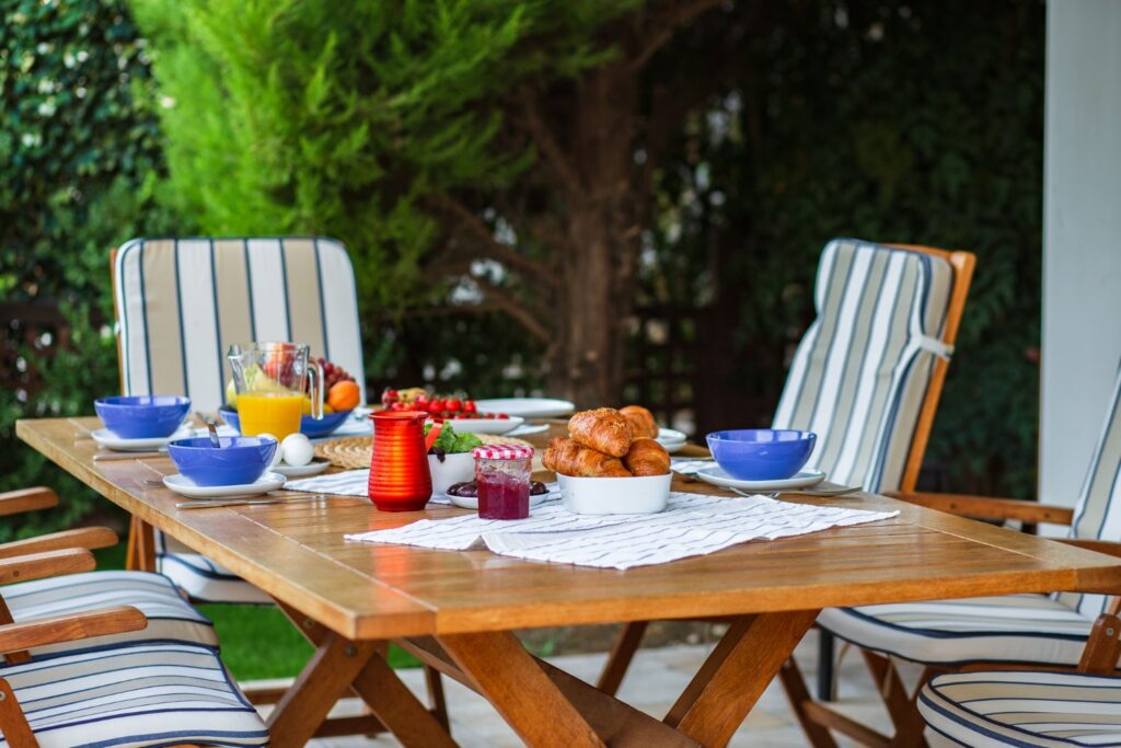 outdoor dining furniture